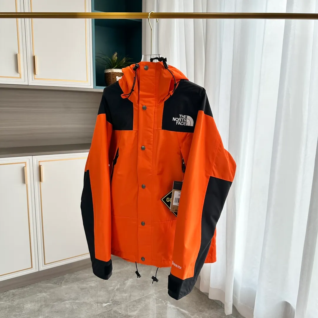 Style No.: C 01 P240 Top Original Violent Orange 𝐓𝐡𝐞 𝐍𝐨𝐫𝐭𝐡 𝐅𝐚𝐜𝐞 ｜𝟭𝟵𝟵𝟬 𝐆𝐨𝐫𝐞-𝐓𝐞𝐱｜TNF North Face Classic Jacket 1. Waterproof to the international ISO standard 90 (ISO 4) level to achieve the rolling effect of water droplets on a lotus leaf! 2. Fabric: 2L double-layer Gore-tex fabric is used. The surface layer of the fabric is made of ultra-high-strength waterproofing and the inner layer is covered with film, so it achieves a three-layer waterproof effect, making the garment waterproof and anti-fouling and breathable for excellent outdoor effects. 3. Embroidery: Imported Barudan/Behringer embroidery machine restores ZP. BEHRINGER's 10,000-needle embroidery is neat and three-dimensional, with full three-dimensionality and the charm of each letter. Each stroke has a strong three-dimensional effect. 4. Accessories: Original YKK zipper for the whole garment, which can withstand 100,000 pulls and wear, and original Velcro. The four-button buttons are customized from the original Japanese SELEX. 5 buttons are all in the same direction. The washed QR code is consistent with zp and can be scanned! 6. The entire garment adopts heat-sealing and gluing technology, and all seams are bonded with high-temperature gluing. Size xs s m L x L xx L